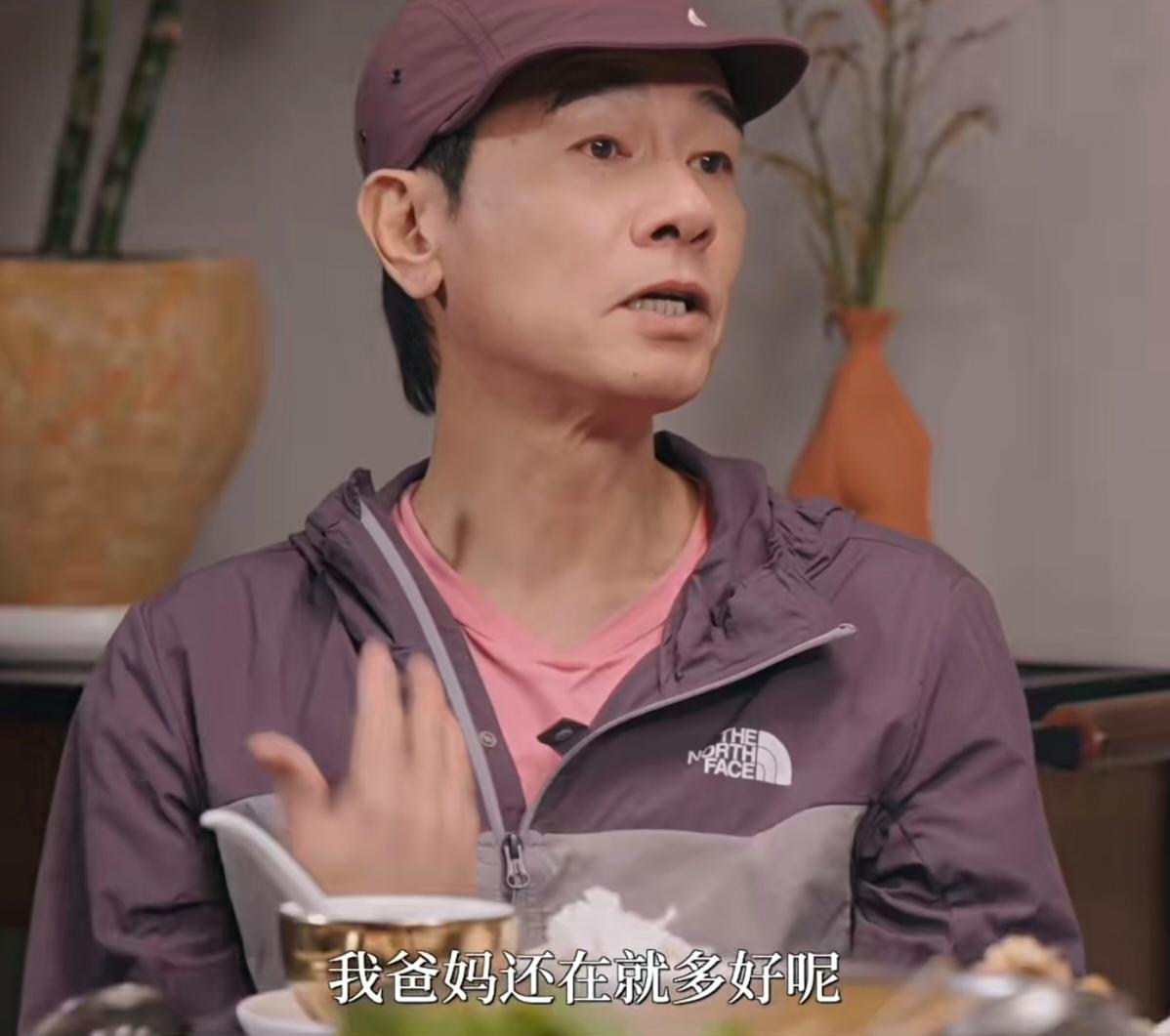 李诞:“有什么遗憾吗？”陈小春:“真的得要找遗憾的话，我爸妈还在就多好呢，我妈妈