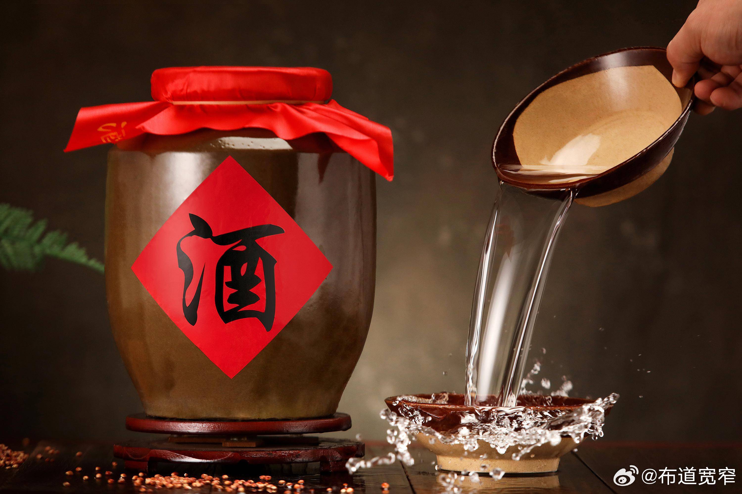 宽窄观察【中国白酒的最大危机：不是没人喝，是喝了没用】网上有种说法很流行：年轻