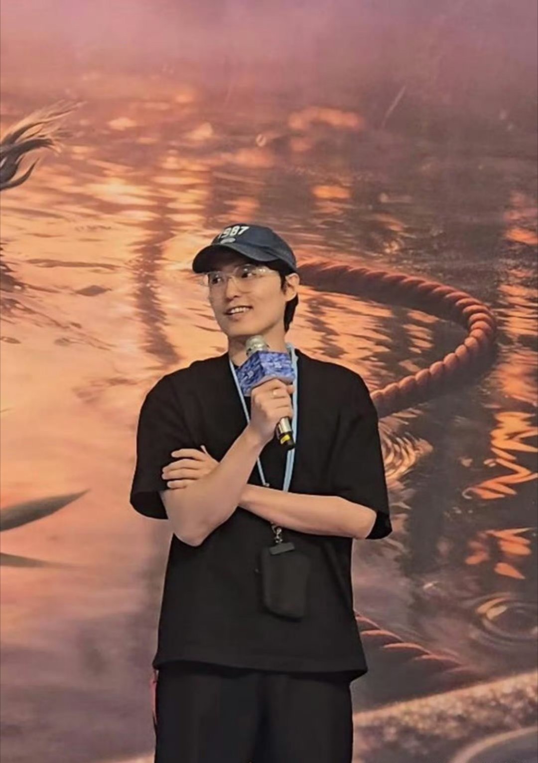 金靖导演老公露面，气质干净素颜也挺帅，夫妻俩这性格差距是真大