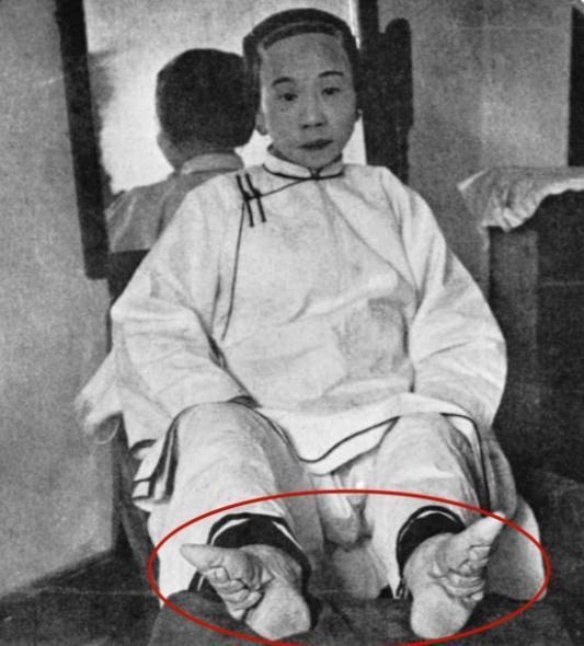 古时候旧社会女子裹足，不仅是为了好看，还有一个难以启齿的原因。在几百年前的农