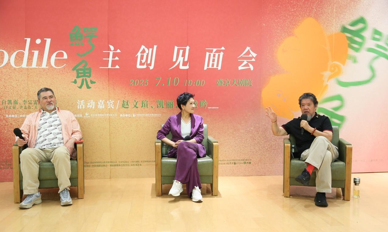 最近张凯丽和赵文瑄在沈阳出席活动，两位看起来都很有范儿，气质也都不错。张凯丽里