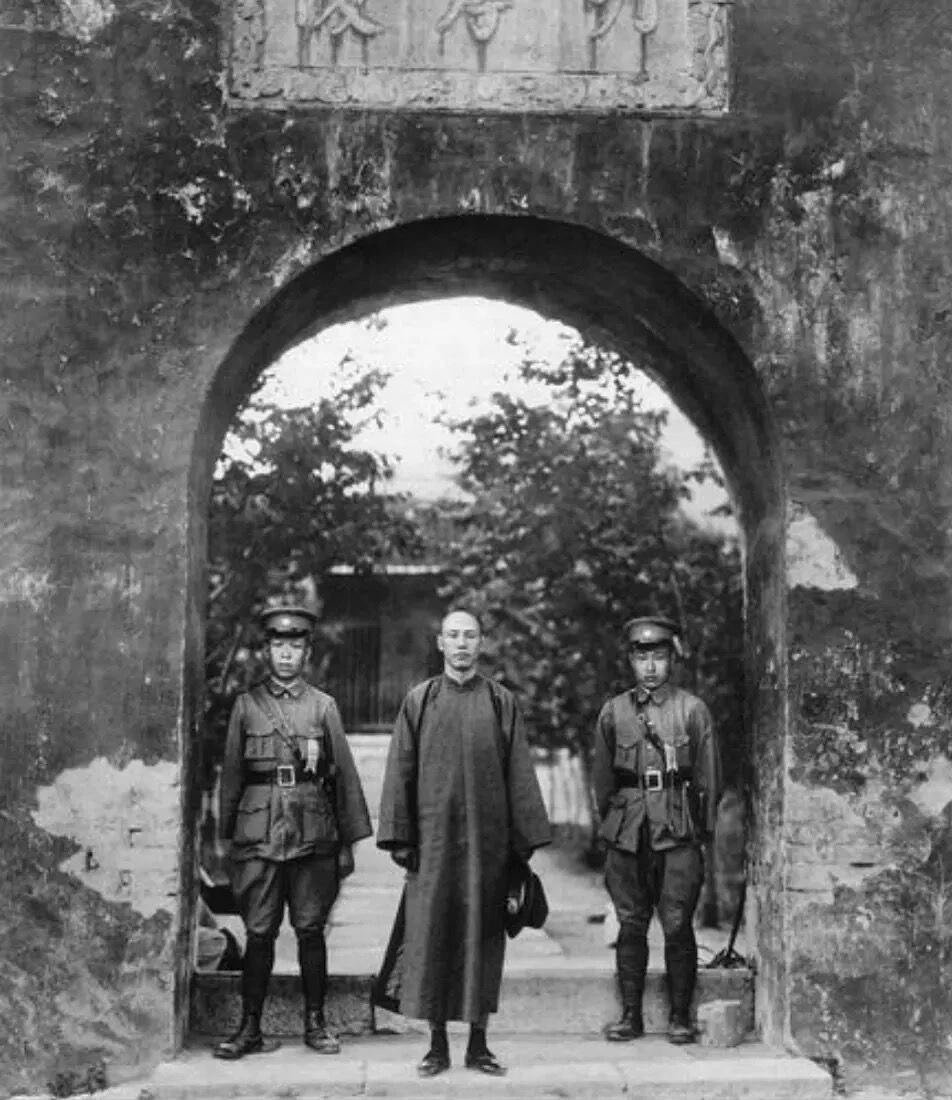 历史知识1927年，打进南京的蒋介石，游览明孝陵​​​