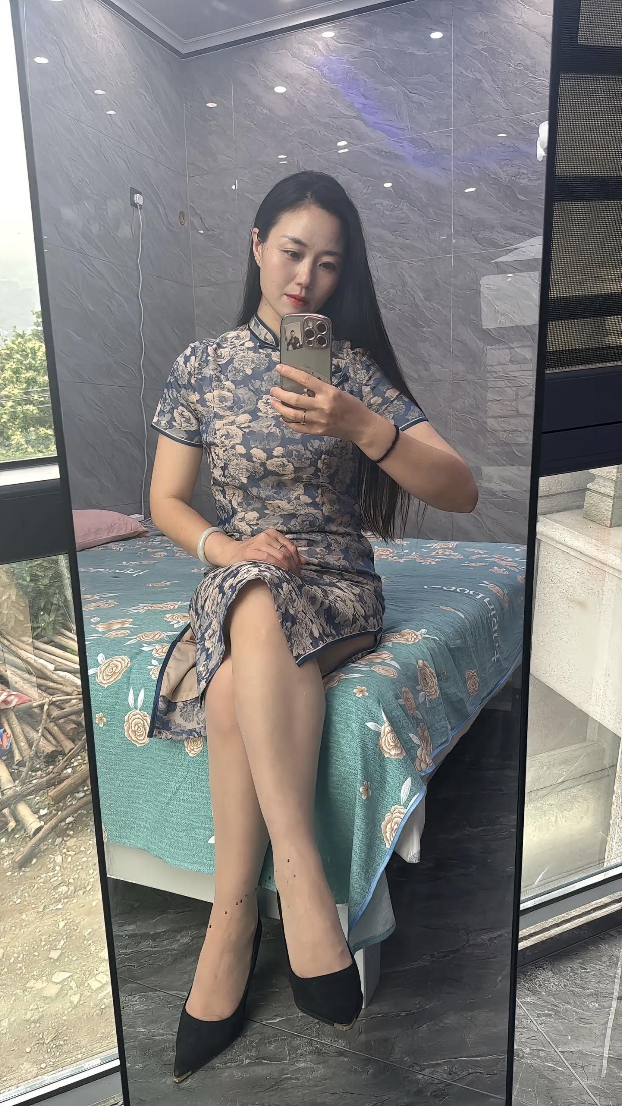 什么样的穿搭可以成为气质女神?优雅旗袍照，镜中花影，古典韵味