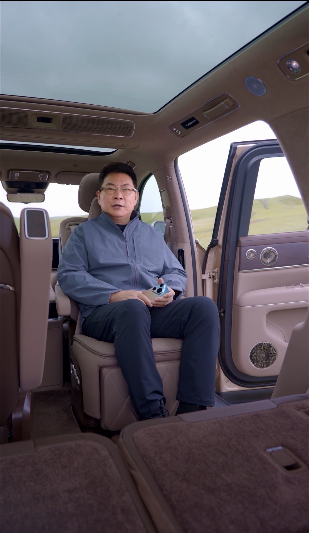 老余开上问界M9Ultimate领世加长版去内蒙大草原了。这车真的是MPV+S