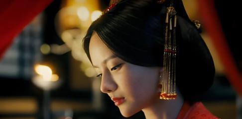 前553年，齐庄公在崔杼帮助下获得君权。一天，齐庄公到崔杼家吃饭，看上了他貌美的