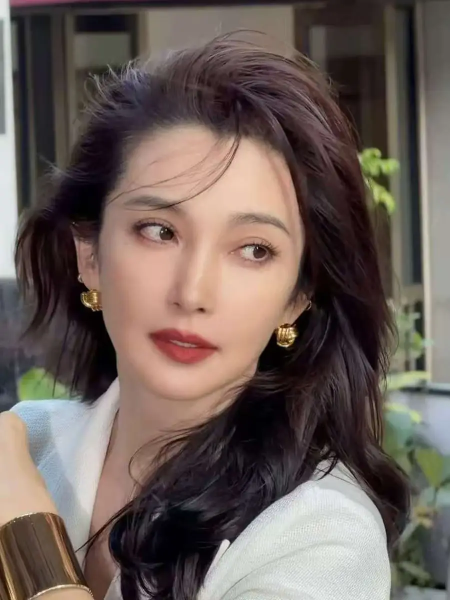 李冰冰穿白西装裙配慵懒卷发温婉大气一颦一笑自带岁月优雅