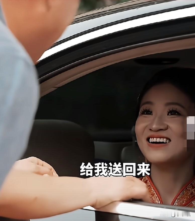 6月30日，山东，女儿出嫁，老父亲车窗前嘱咐女婿:“记住一句话，不爱她了你给我送