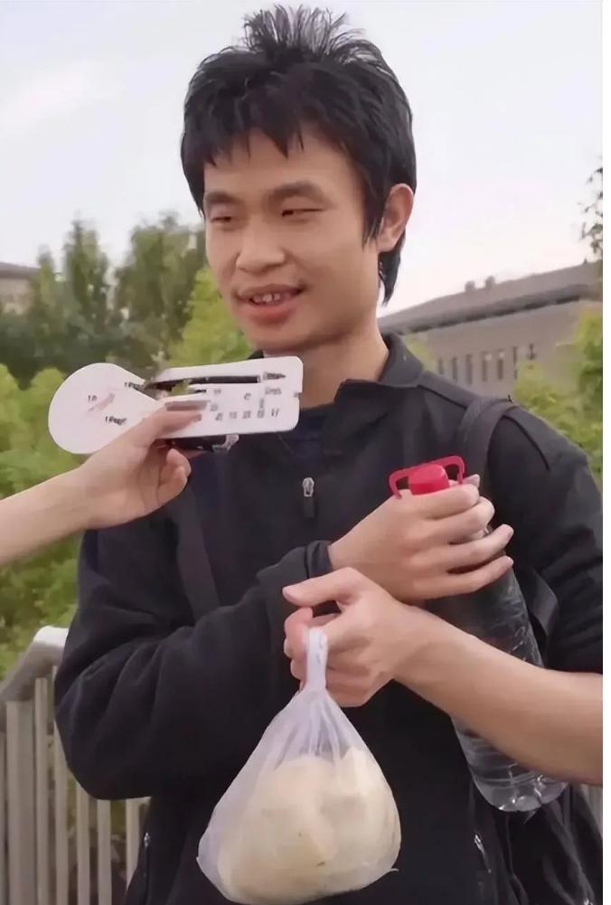 韦神与王虹的导师有一拼，他们都陶醉在数学的世界里。韦东奕手拿馒头矿泉水，拉里·古