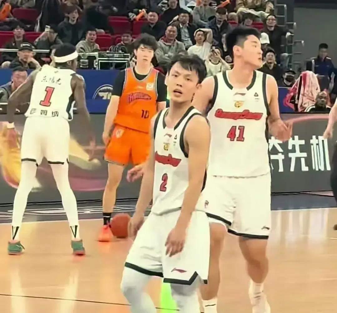 挺有意思，徐杰骂人成了一个罗生门？广东球迷说，是上海球迷先骂徐杰的，徐杰才进行反