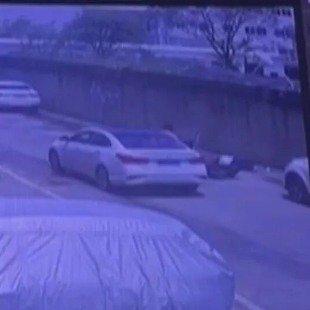 最近有个事儿在网络上讨论得挺热闹，一位司机因为停车后没注意观察，开门时把一位路过