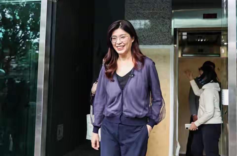 郑丽文再抛重磅承诺，卢秀燕不装了，吴敦义出手，王鸿薇苦口婆心郑丽文刚一上任，就