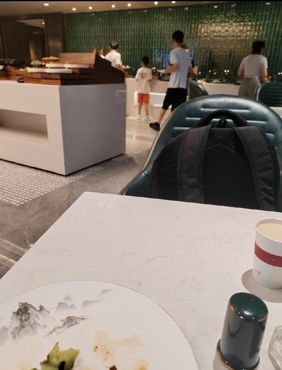 今早酒店自助早餐，撞见一段特别让人唏嘘的拉扯，全程看得人心里五味杂陈。餐厅