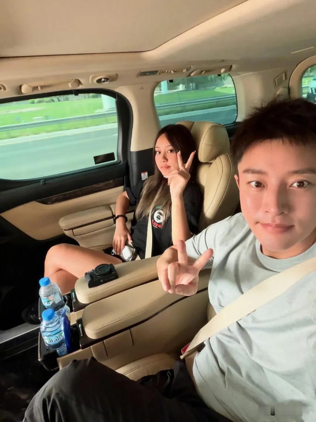 贾乃亮带着女儿甜馨现身迪拜旅游，父女俩这侧颜，几乎一模一样，高度复制啊！国庆假
