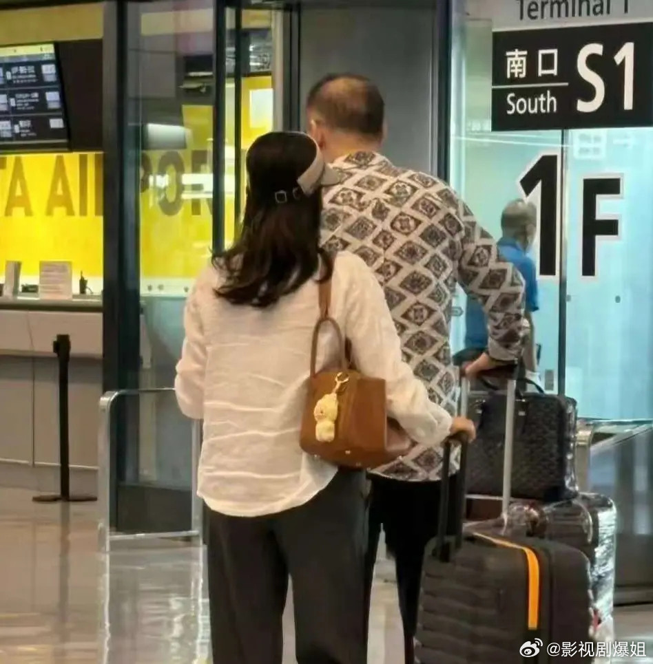陈凯歌陈红度假被偶遇！56岁陈红气质好，紧跟潮流、包上挂拉布布！​​​