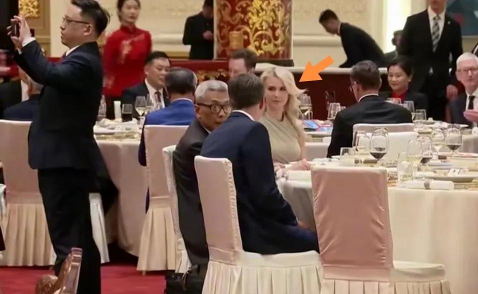 不懂就问，美国客人中金发女士是谁家内人？