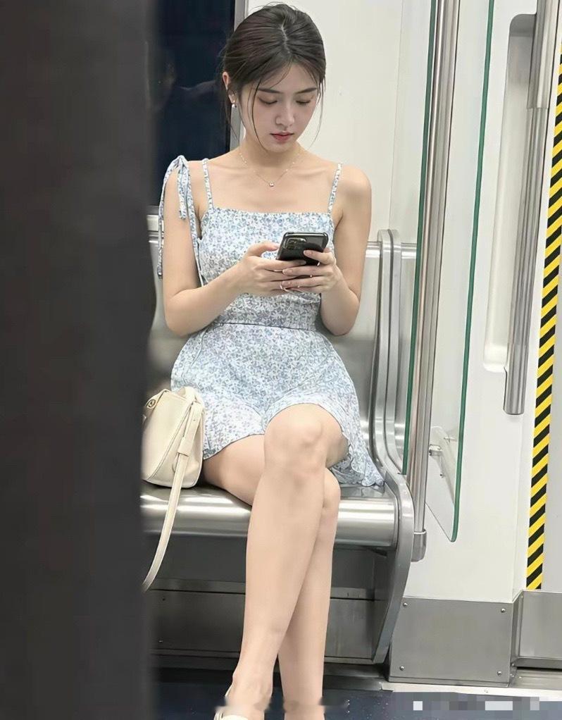 地铁上看到的最漂亮的女生了，颜值不比明星差。