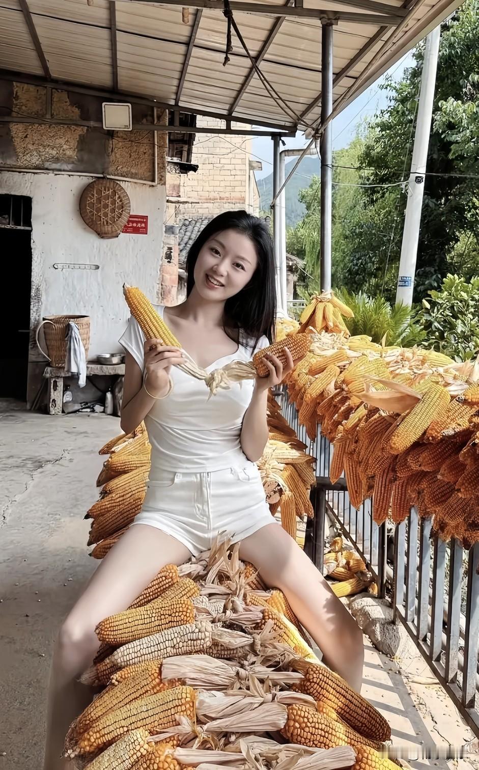 玉米晒满院子，是山村里最踏实的甜。风里裹着晒干的谷香，连笑容都沾了点丰收的暖。分