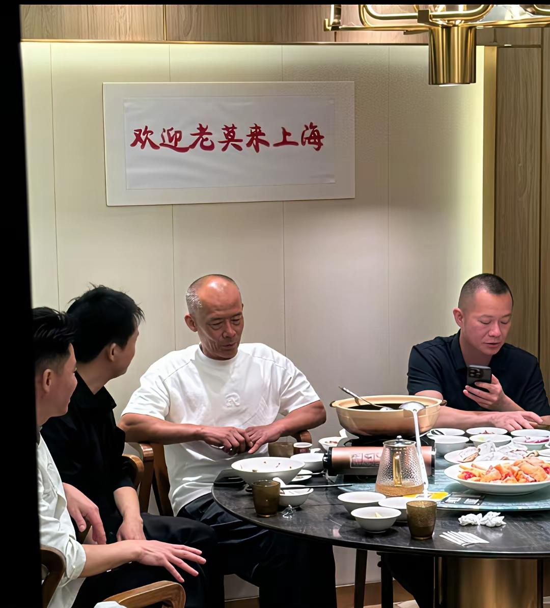 在上海街头撞见老莫，他边啃包子边苦笑：“差不多得了！天刚亮，弄堂口就围满了人