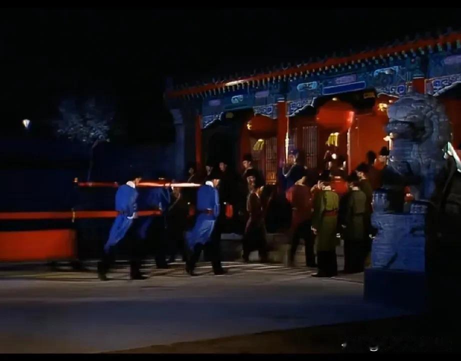 在87版红楼梦里面看到一个让人不解的镜头。贾政被其他大臣参了一本，在宫里回话完回