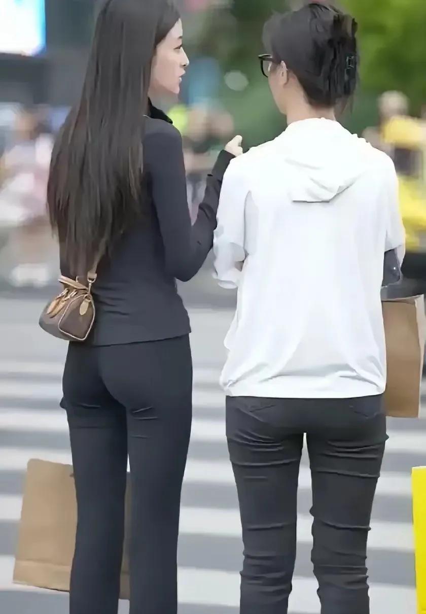 这是我俩闺蜜小雅和小敏黑衣服是小雅白衣服是小敏说句实话让你选老婆你选哪