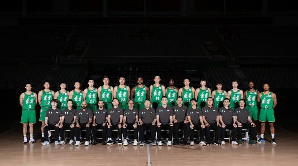 赵继伟领衔！辽宁男篮新赛季大合影出炉，定妆照意气风发，只差在国家队当陪练的王岚嵚