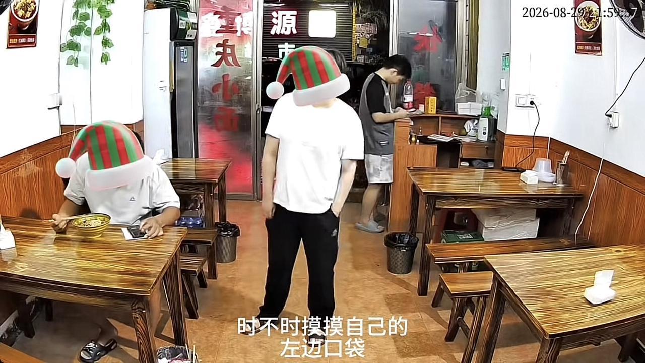 近日福建莆田，一家面馆晚上10点多钟正准备打烊，这个时候店内来了一名女子，女子进