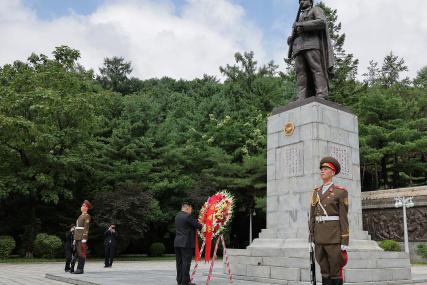金正恩这一跪，接下来朝鲜的经济建设就稳了！ 7月27日，新华社援引朝中