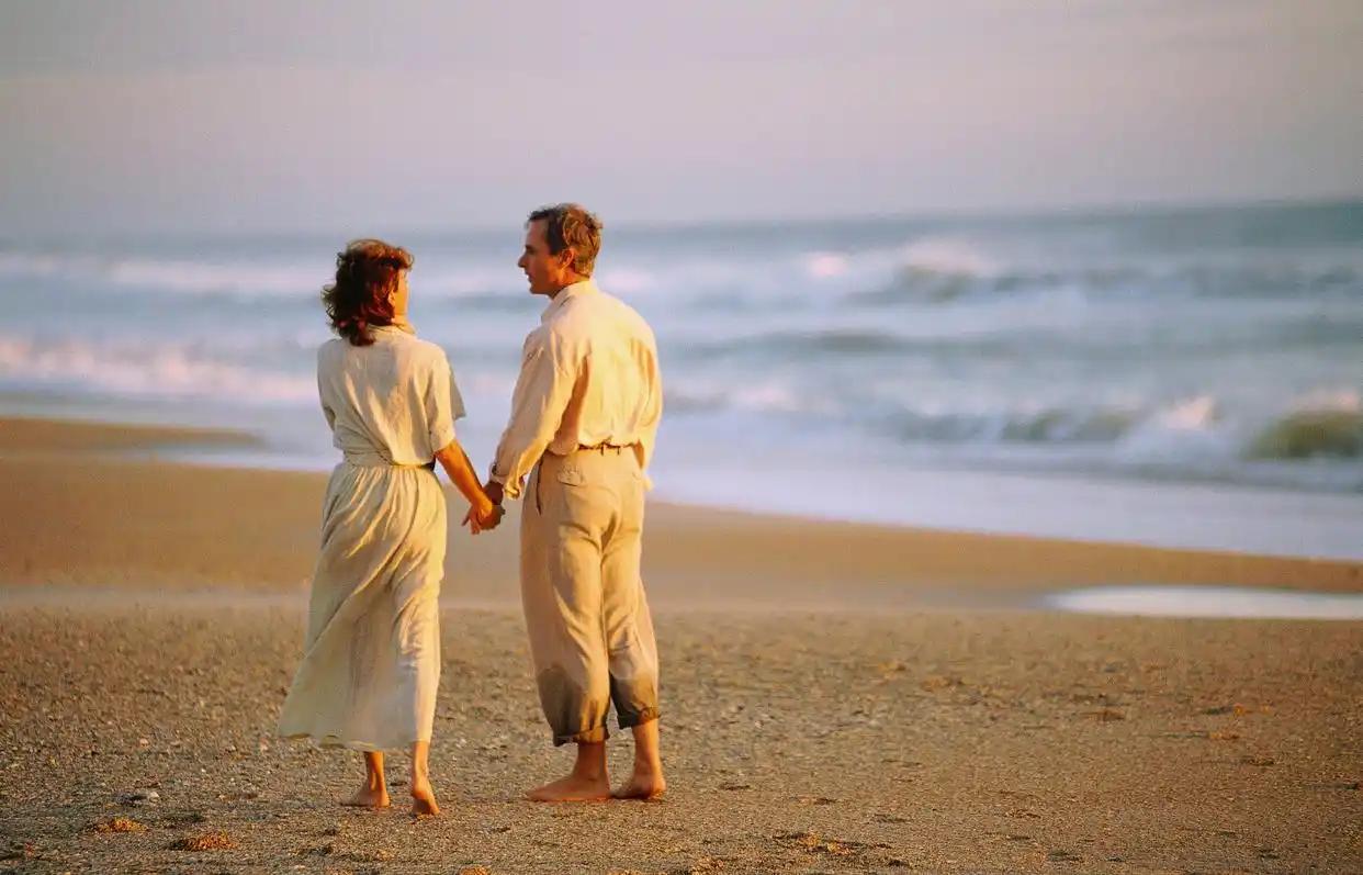 这年头，自以为能驾驭"婚外情"的聪明人太多了，最后都输得底裤不剩。前两天跟个老