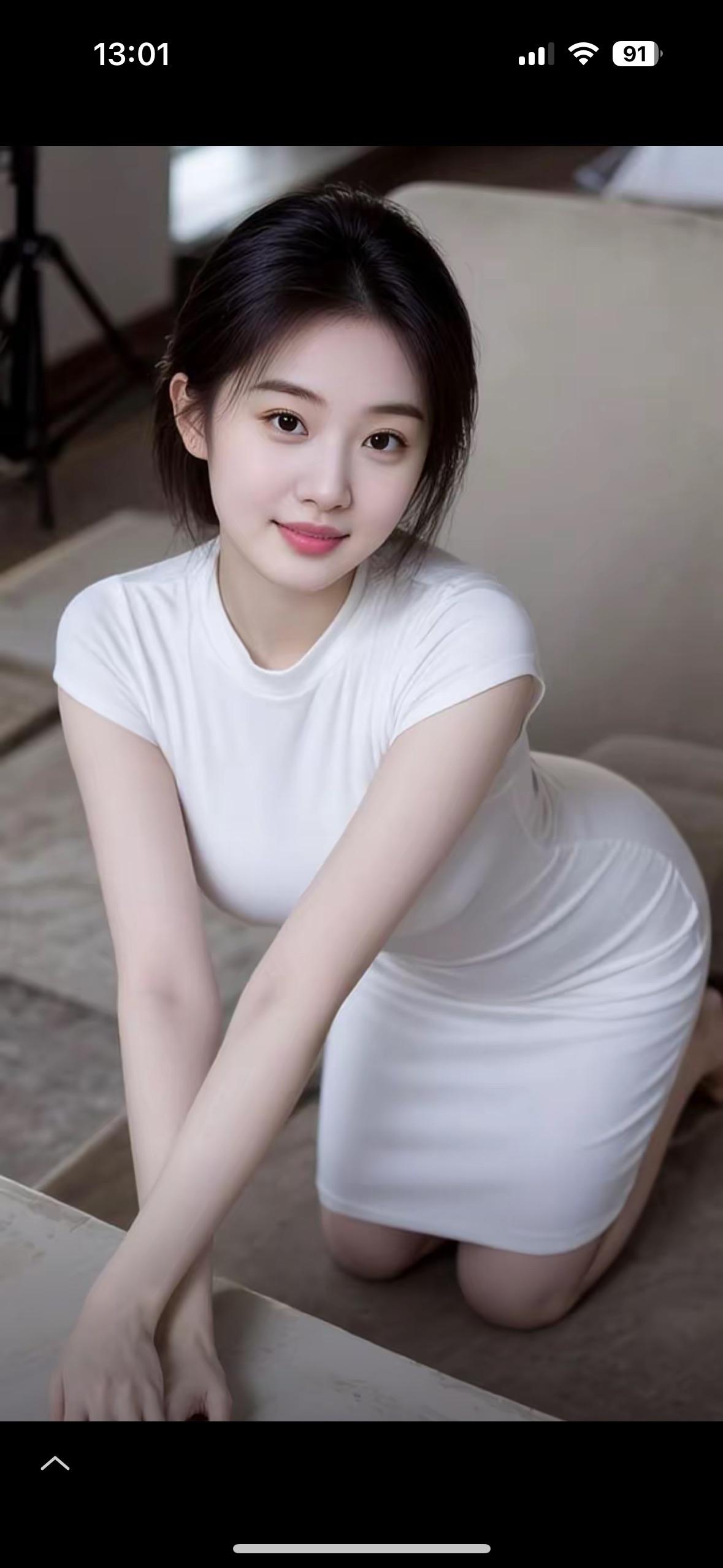 清新白裙少女，甜美微笑，自然光线下散发迷人魅力。