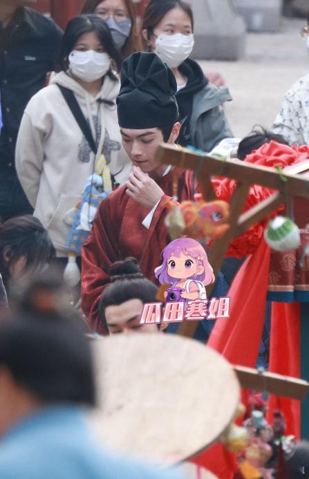 许凯拍戏偷吃道具啊哈哈哈哈哈哈许凯开拍前偷抓了一把道具小零食！被抓到了吧！