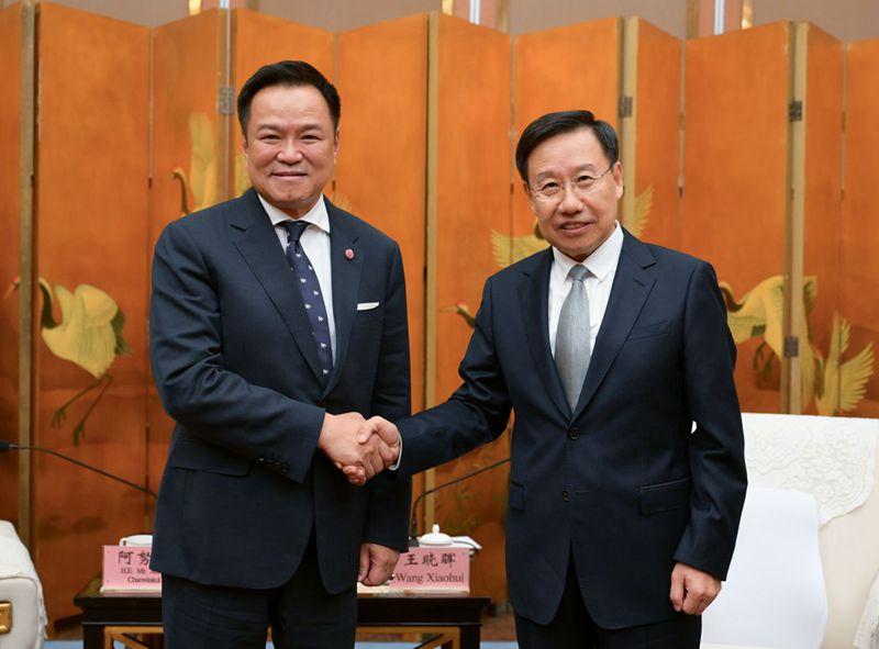 7月19日下午，泰国总理阿努廷的专机降落在北京。有意思的是，这趟正式访问不是从北