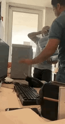 送水的人是在搞副业吧，一看就不专业大家都知道桶装水要插到饮水机里是