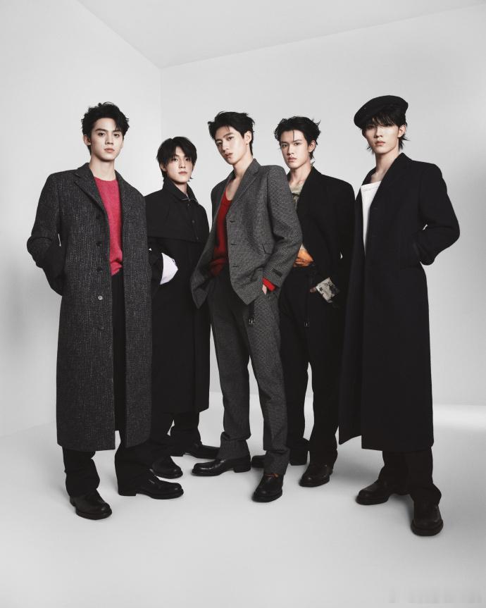 TOP登陆少年组合拿下prada解锁超有分量时尚title，TOP登陆少年