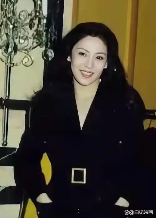 谁还记得如今总与强势婆婆、明星妈妈、富豪太太绑定在一起的向太，当年也是和香港第一