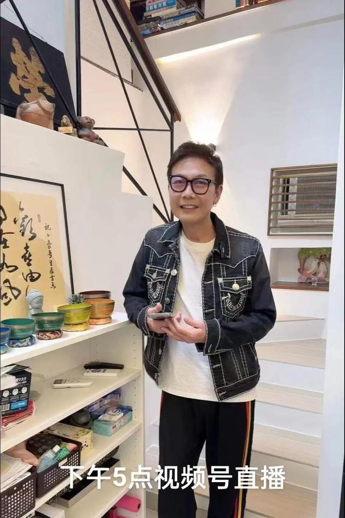 1987年的香港楼市里，24岁的钱小豪用300万港币买下2700尺豪宅时，整个中