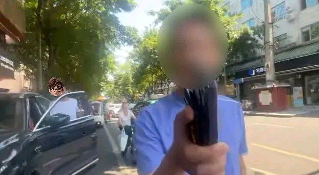 成都这事儿太逗了！双流区有个叫倪某的男子，就拿个印着警徽和“警察”字样的黑色证件