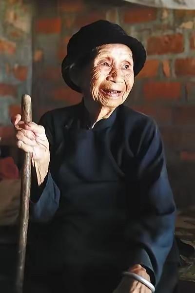 1941年，14岁的黄有良被10多个鬼子扒光衣服乱摸。她拼命反抗，惹得鬼子大怒，