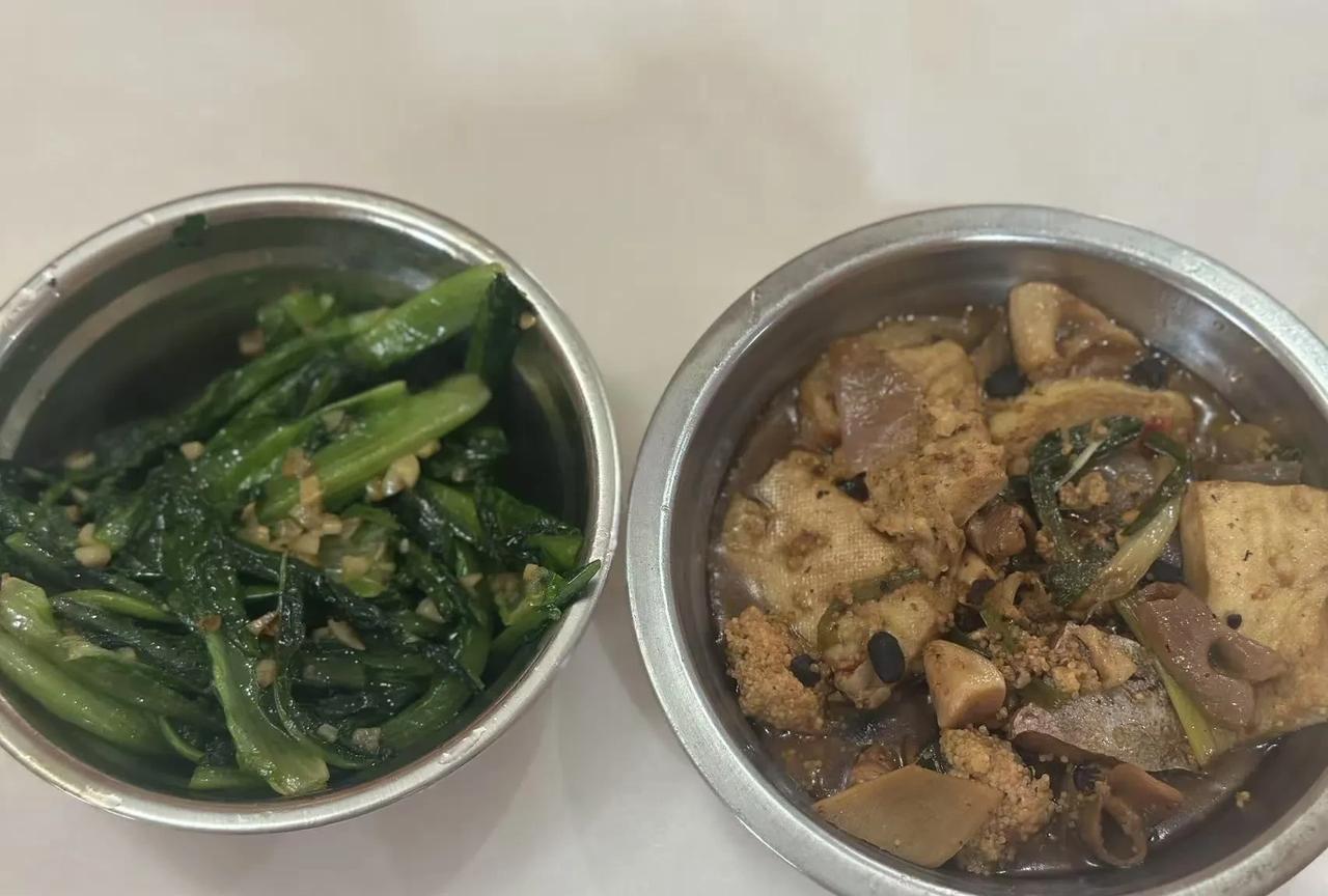 #晒晒你的家常餐#豆腐鱼杂煲，葱爆油麦菜