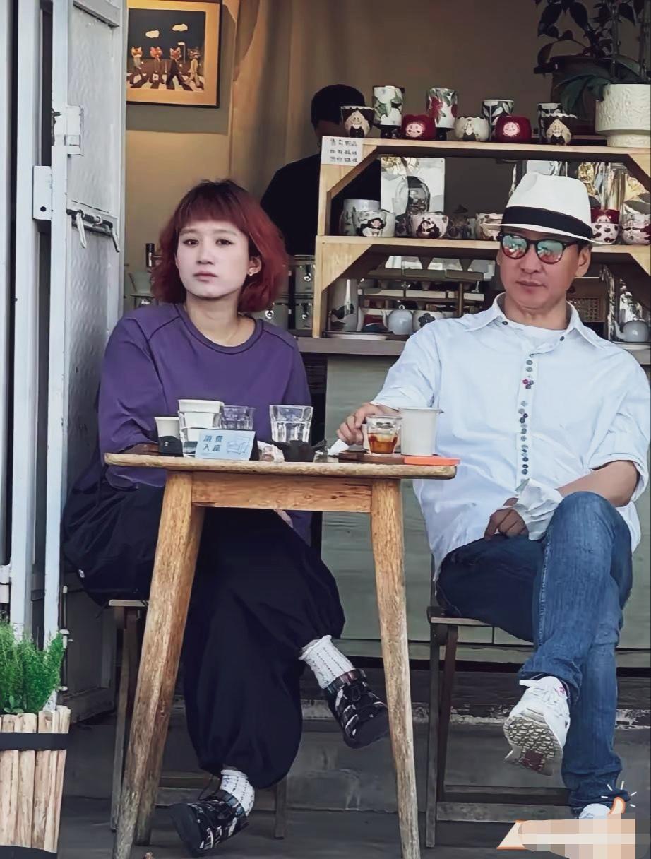 当年《还珠格格》里演尔康的演员周杰，55岁的他穿着简单的白衬衫配牛仔裤，戴着白色