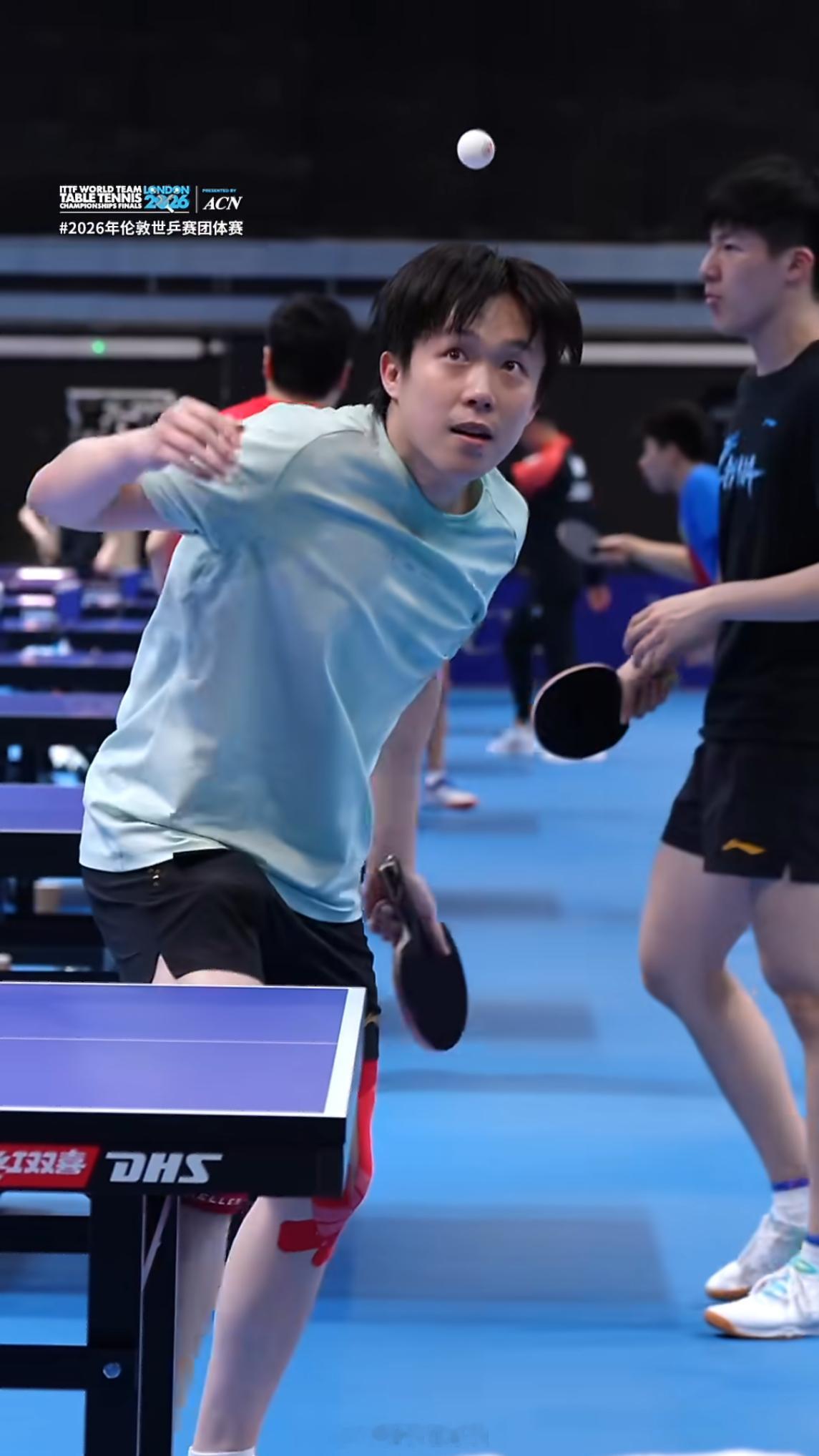 感觉小王这个左膝肌贴真的贴挺久了…从世界杯淘汰赛到现在伦敦都在贴一定要健健康康完