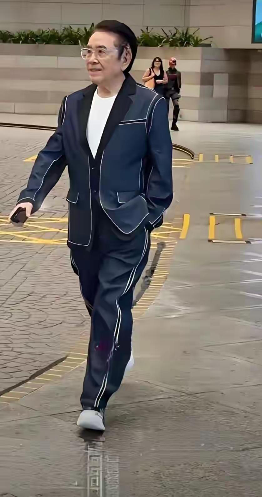 天呐，谁敢相信他已经快八十岁了，浓眉大眼，满头乌发，脸色红润，鼻梁挺拔，五官精致