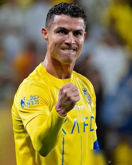 为什么C罗在足坛的影响力最大，梅西只能往后稍？1、卓越的职业生涯成就：C罗的职业