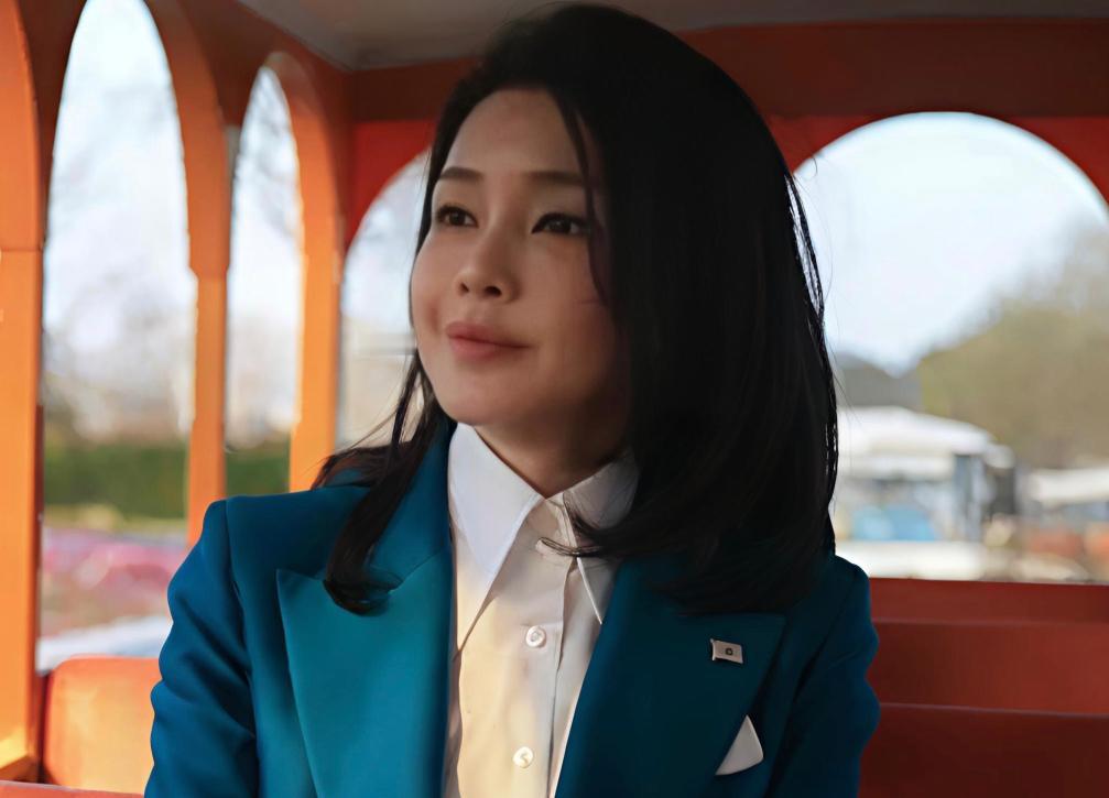 金建希引用中国诗句也是说给李在明听的！金建希出庭受审，念出一句中国诗句“花无十
