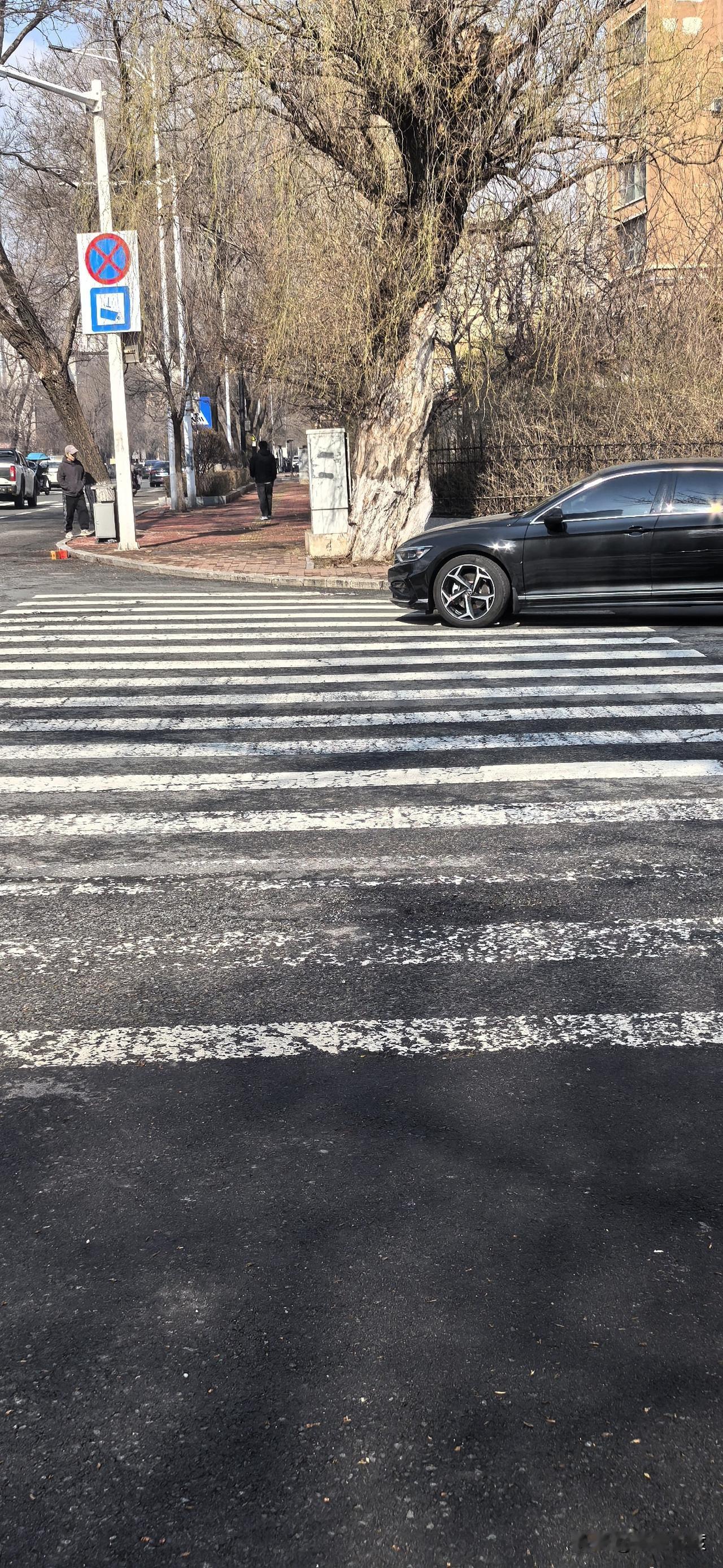 前几天，和一个外地游客过斑马线，结果等了好一会，没有一个机动车停下来，让行人先通