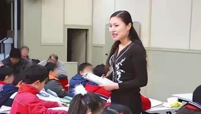 老师们担心编制会缩，有人担心学校会撤，还有人翻着去市直的招聘公告喜笑颜开我们镇