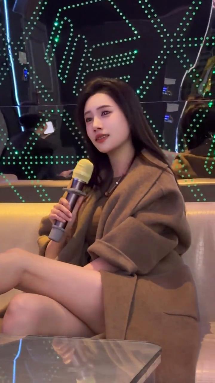 为何碰不到真心的人，为何要爱上负心的魂，为何拔不出心口的针，为何要迷恋你给的疼。