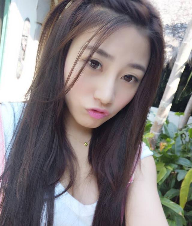 笑话：我对老妈说：“妈，我喜欢上一个女生，可她好像对我没意思。”老妈安慰我：“没