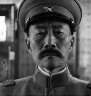 ☁1894年，张作霖去于六家喝酒，中途于六去放水，谁知于六的小老婆二兰子突