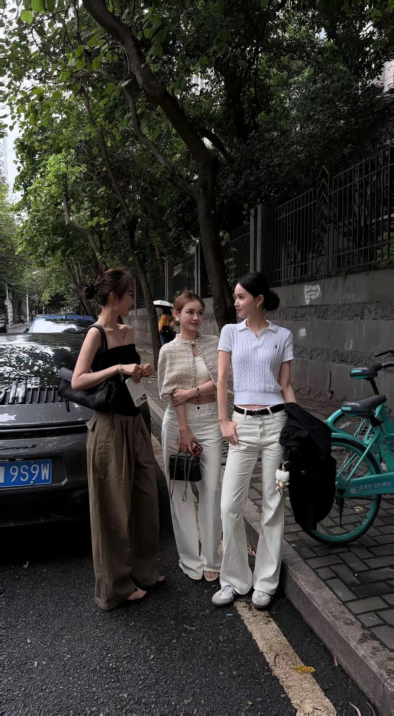 某地，某大学门口看到的一幕几名打扮得体、穿着高档、时尚感爆棚的女大学生在学校偏