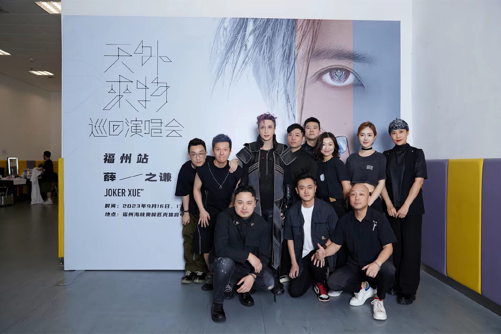 捡到两张没见过的天外来物合影小薛笔直站中间这个呆萌😯